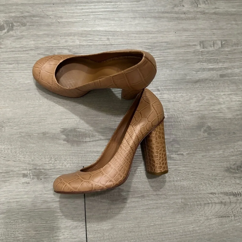 Tory Burch Chic Tan Croc-Patterned Heels Sz 6 neutral nude